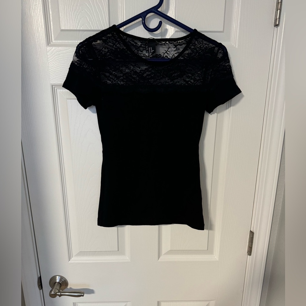 H&M Lacey T-shirt size extra small